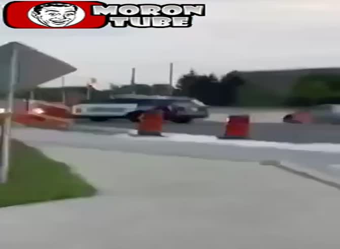 Video :Despite being shot many times, the suspect who is carrying a knife still attacks a police officer!